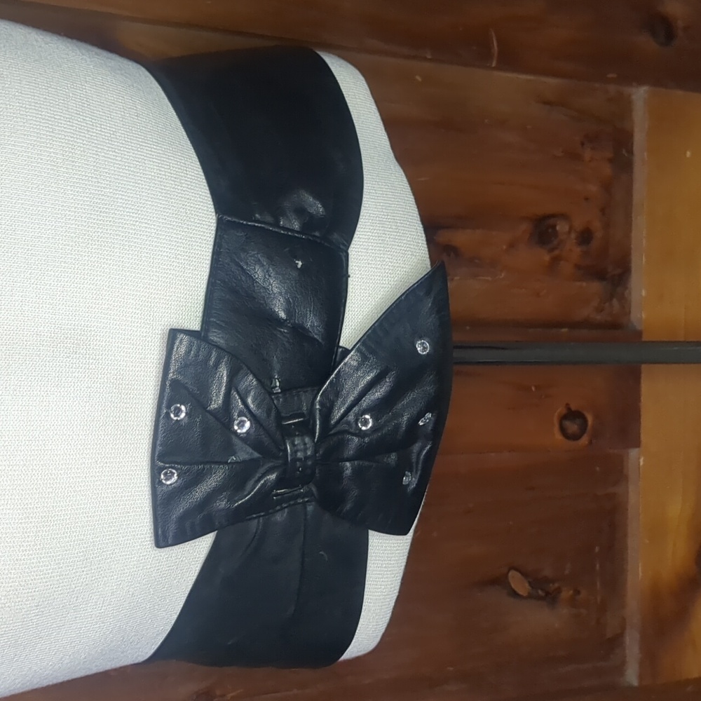 Vintage 80's leather bow rhinestone hook/eye closure wide lined belt